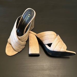 High heel sandals. Velvet material. Nude.